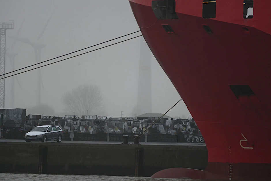 Mehrere Truppentransporter (hinten) stehen am EVAG Terminal 2 im Emder Hafen an der niedersächsischen Nordseeküste.  