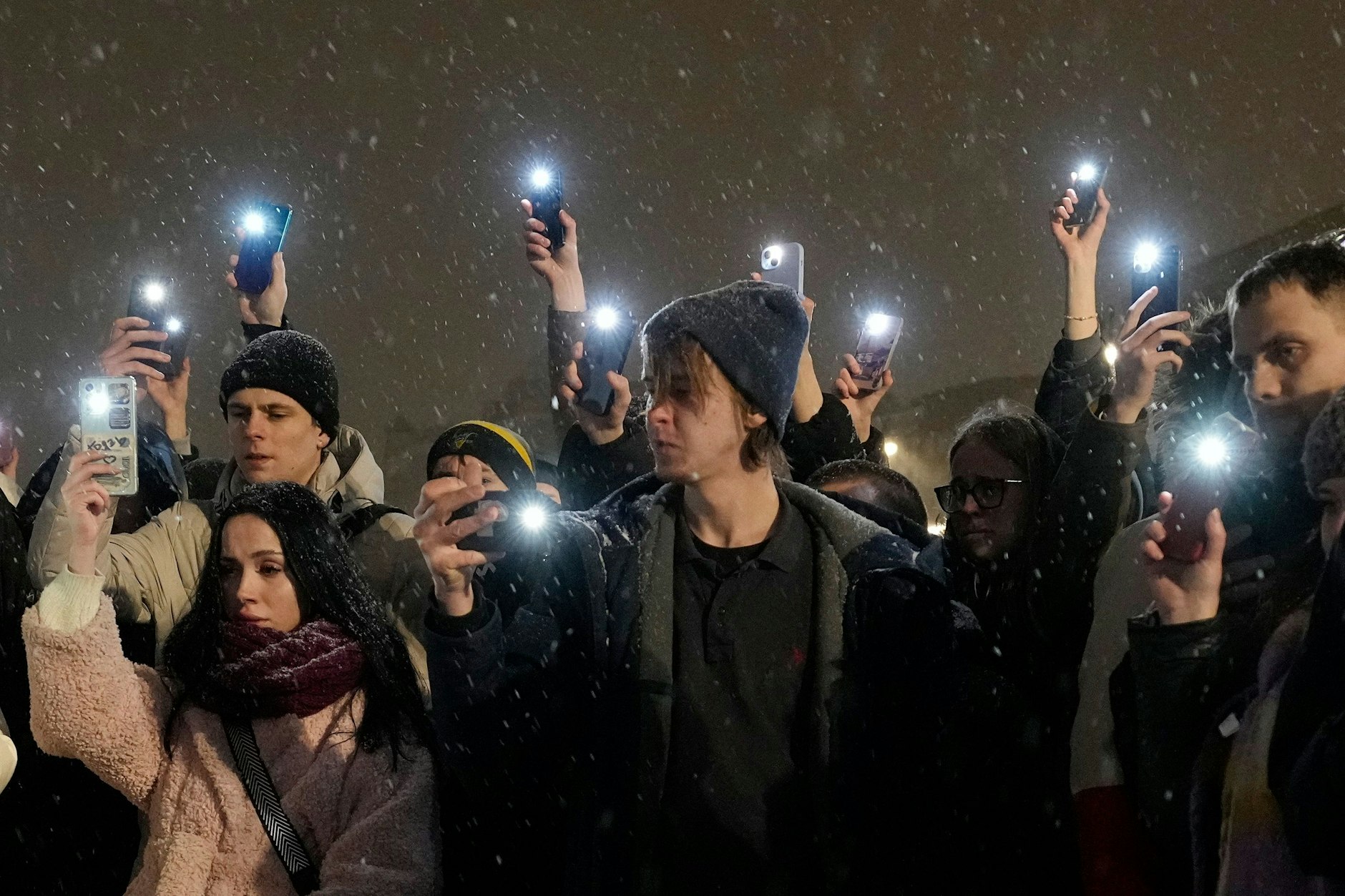 Menschen leuchten im russischen St. Petersburg mit ihren Handys an einem Denkmal für die Opfer politischer Repressionen für den russischen Oppositionellen Nawalny. Nawalny starb am Freitag im Alter von 47 Jahren nach Angaben der Justiz in einer sibirischen Strafkolonie. 