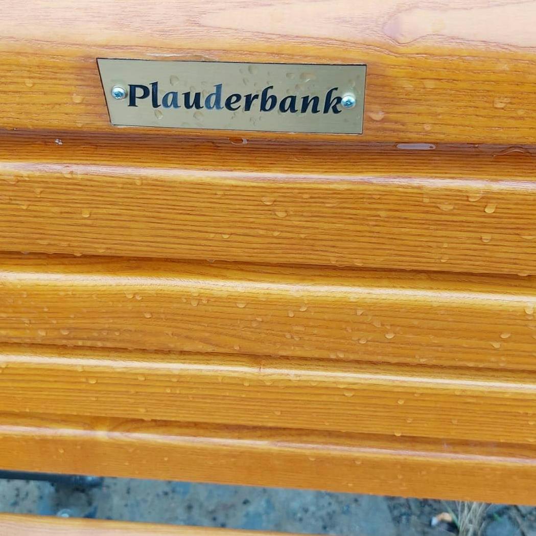 Plauderbank in Pankow: Bisschen klein, das Schild, aber doch zu lesen.