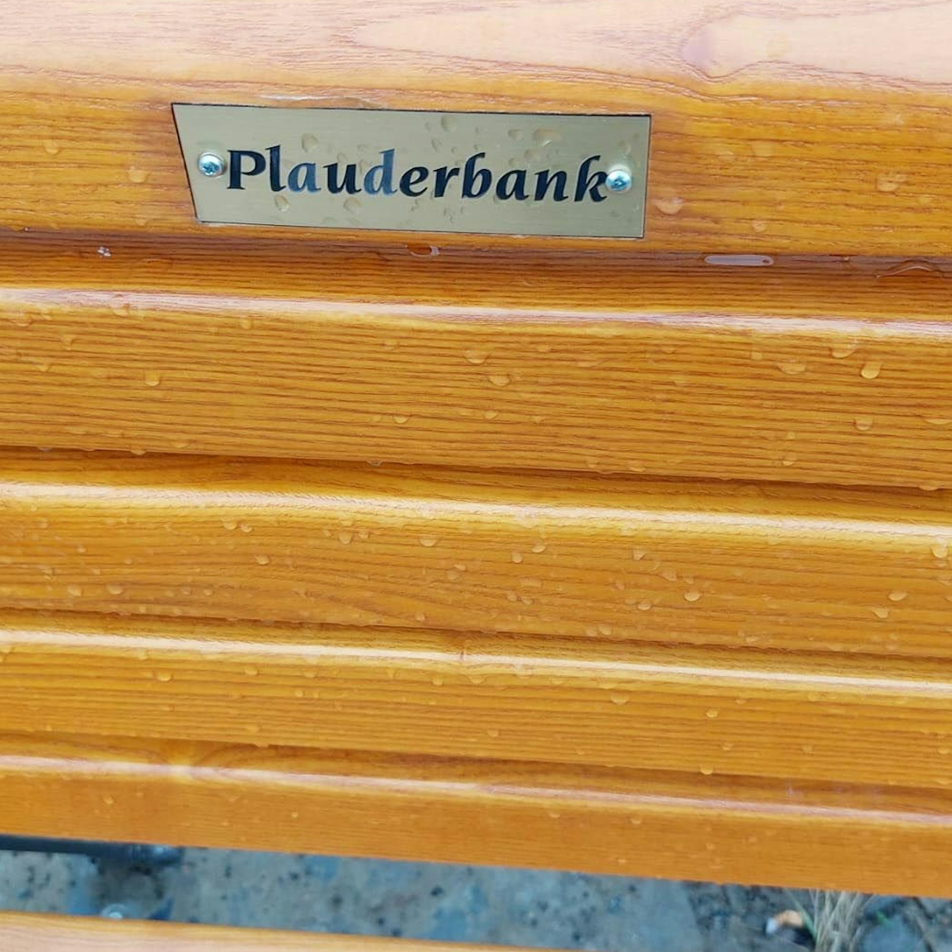 Plauderbank in Pankow: Bisschen klein, das Schild, aber doch zu lesen.