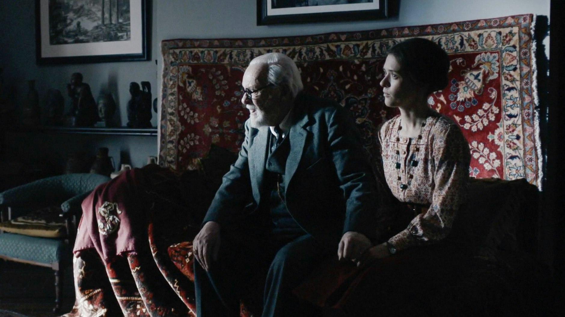Anthony Hopkins und Berlinale-Star Liv Lisa Fries in dem Film „Freud's Last Session“ (2023).