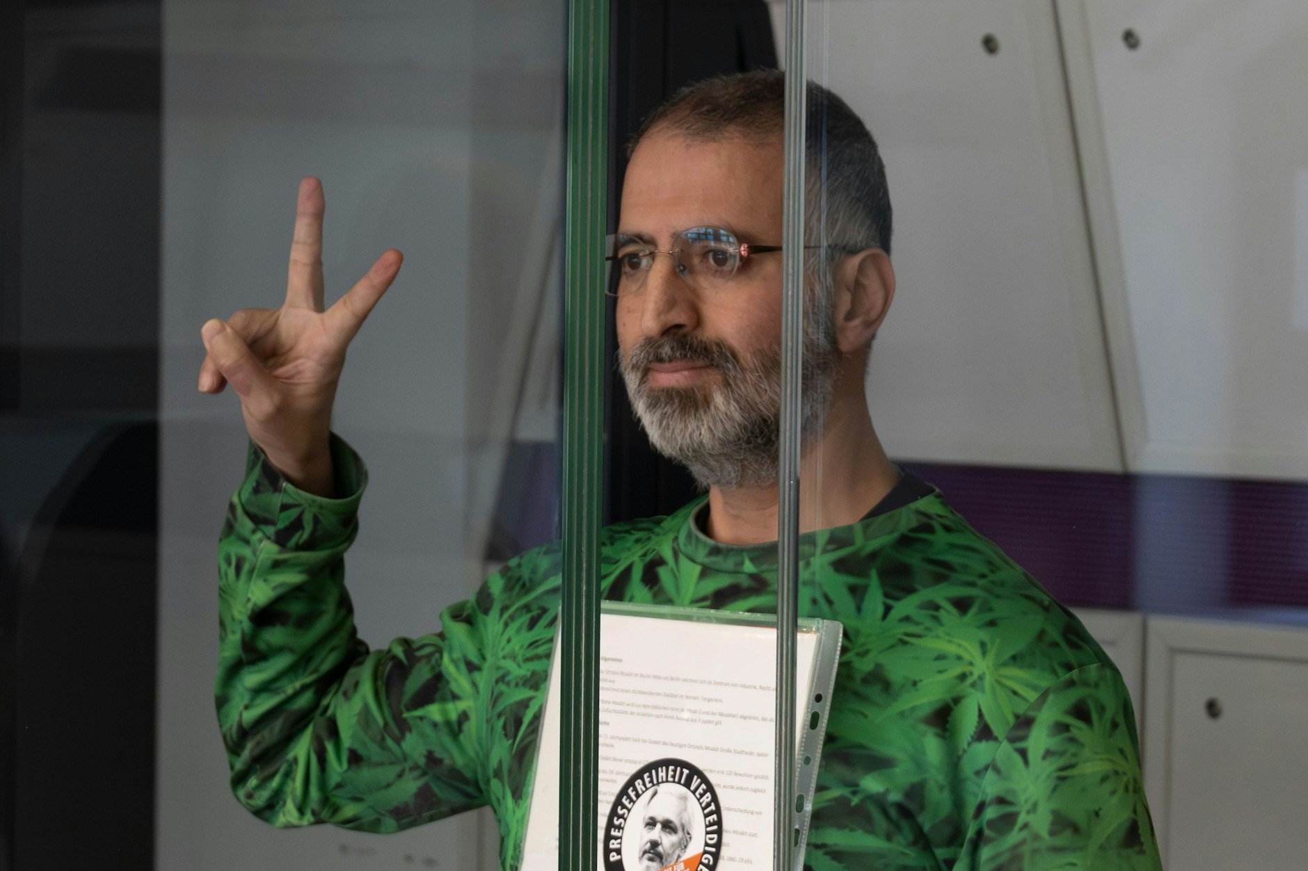 Dem 52-jährigen Angeklagten wird zur Last gelegt, am 19. Januar 2024 anlässlich einer Lkw-Mahnwache in Berlin-Mitte zwei Plakate mit volksverhetzendem Inhalt öffentlich gezeigt zu haben.