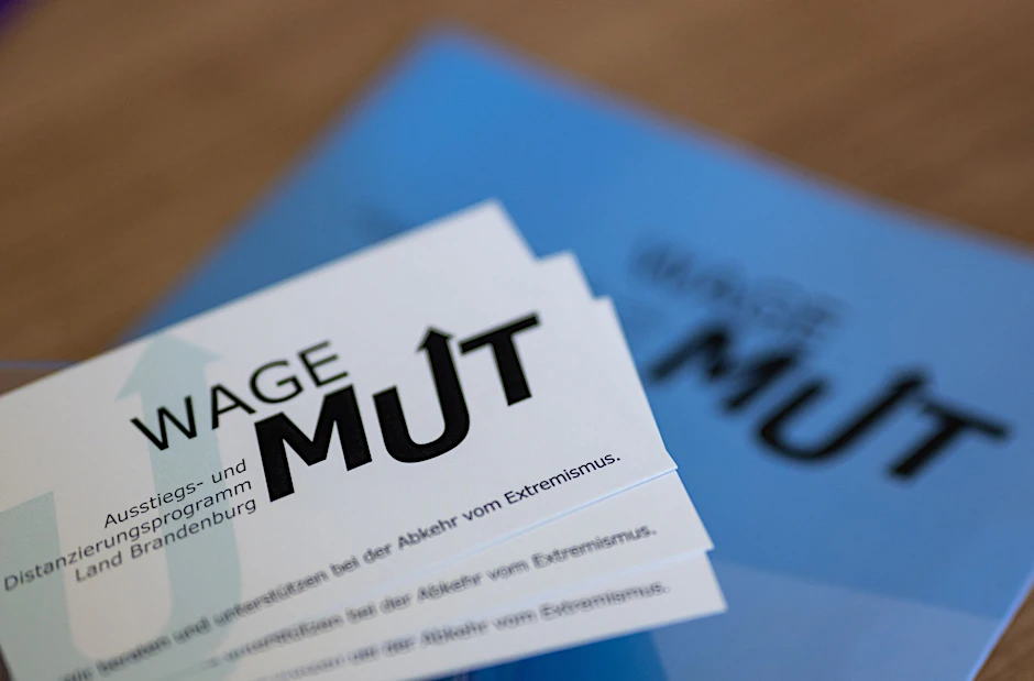 PRODUKTION - Karten mit Informationen zum Ausstiegsprogramm des Landes Brandenburg für Extremisten «Wage Mut».  