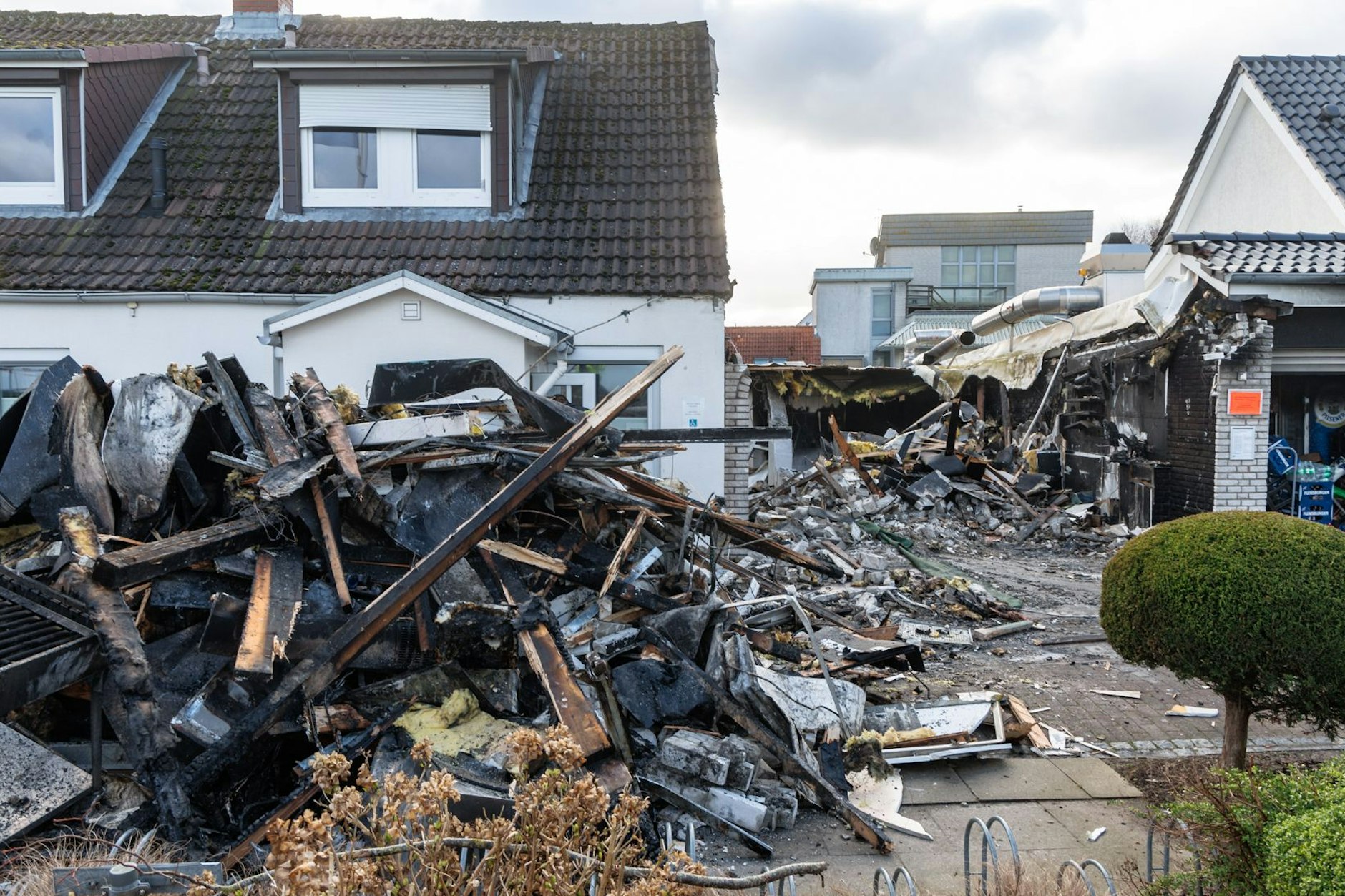 Komplett zerstört: Brandort an der Promenade im Ostseebad Schönberg in Schleswig-Holstein.