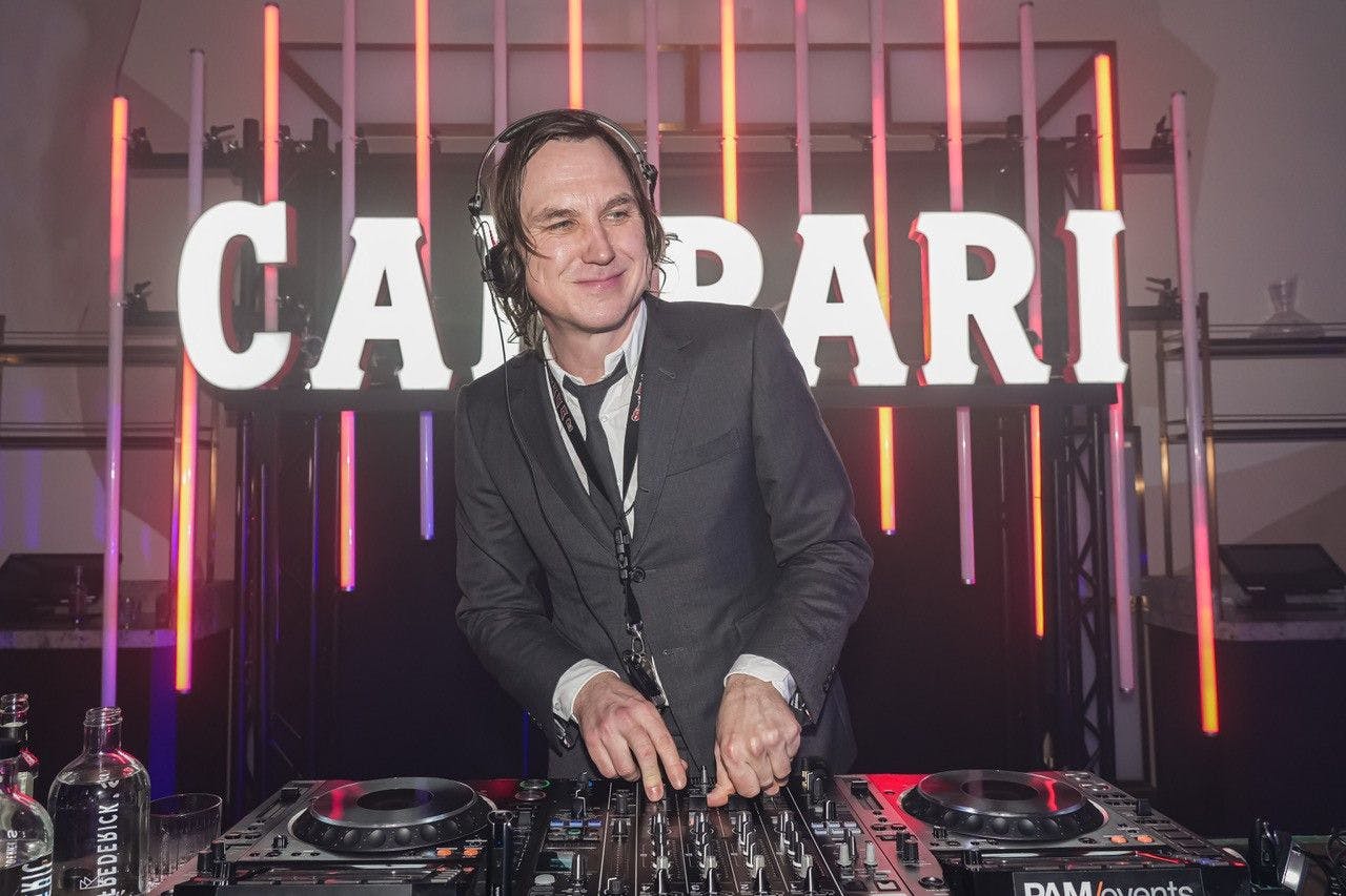 Der Schauspieler Lars Eidinger wird bei der 74. Berlinale mal wieder nicht nur schauspielerisch aktiv – vielmehr hat er einen zweiten Job als DJ.