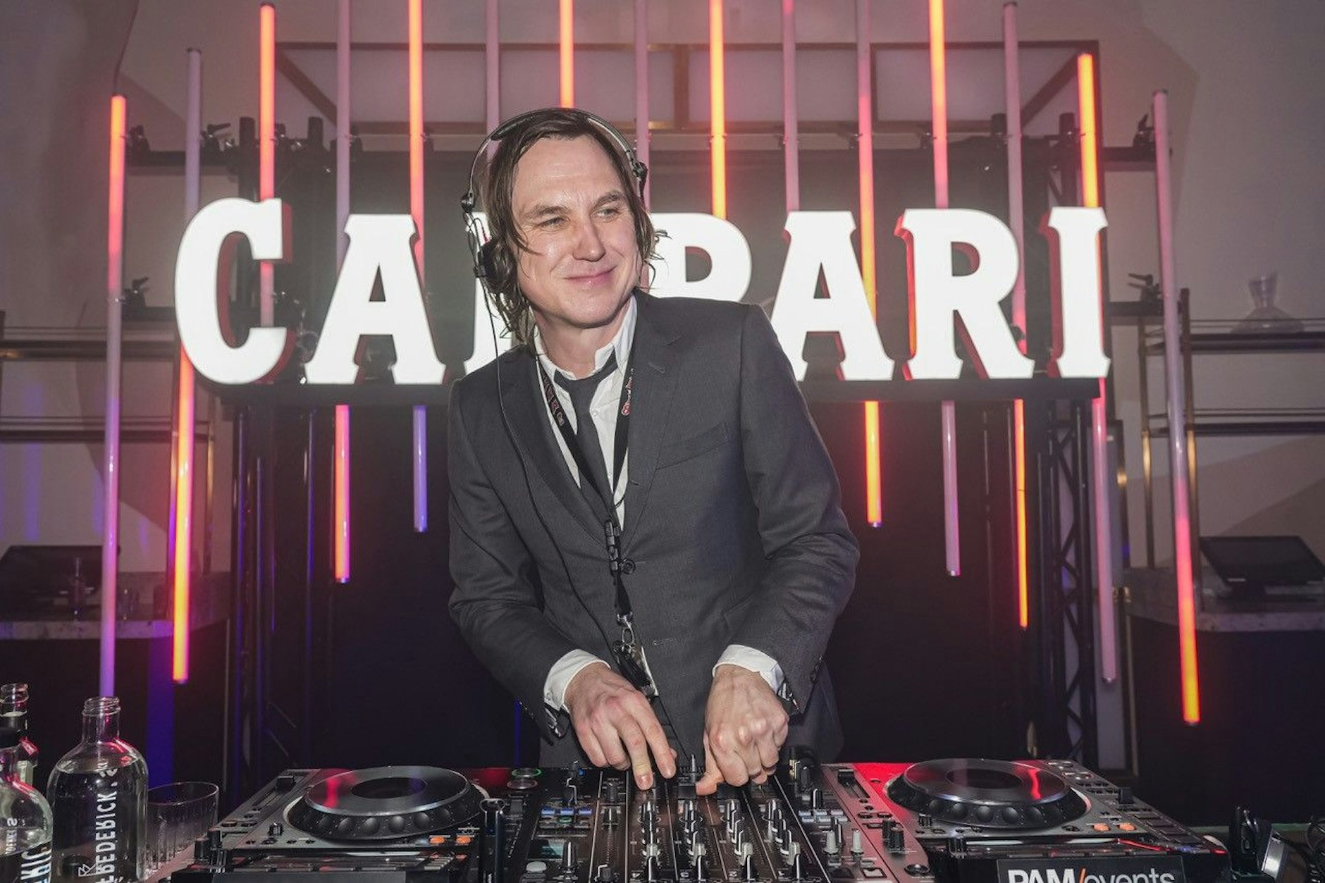 Der Schauspieler Lars Eidinger wird bei der 74. Berlinale mal wieder nicht nur schauspielerisch aktiv – vielmehr hat er einen zweiten Job als DJ.