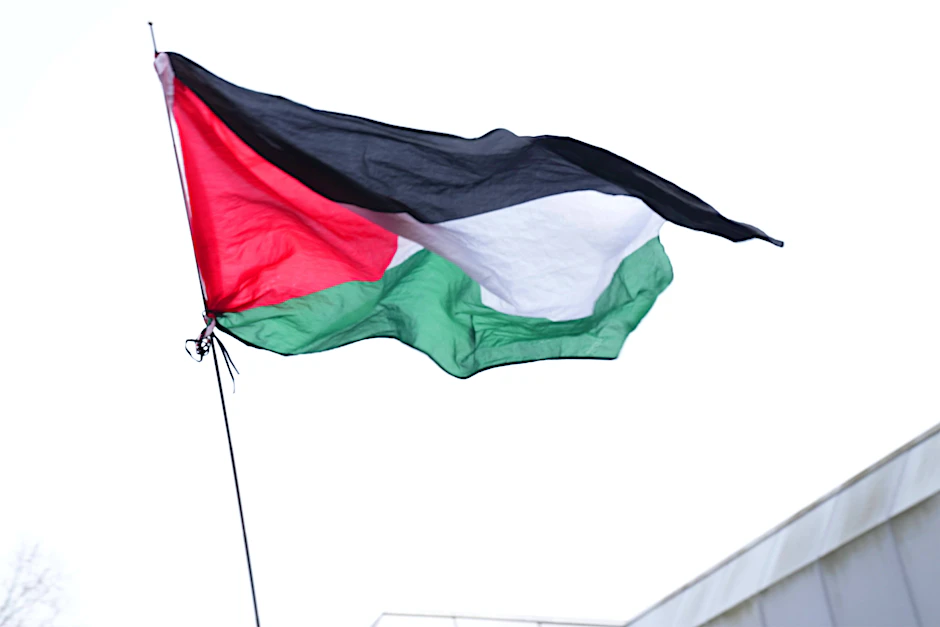 Die Flagge von Palästina wird bei einer propalästinensischen Kundgebung geschwenkt.