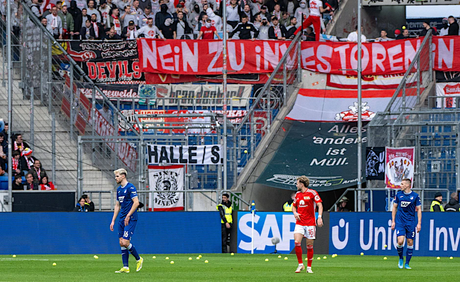 Unions Fans haben das Spiel bei der TSG Hoffenheim mit Tennisbällen unterbrochen. Jetzt droht der Abbruch.