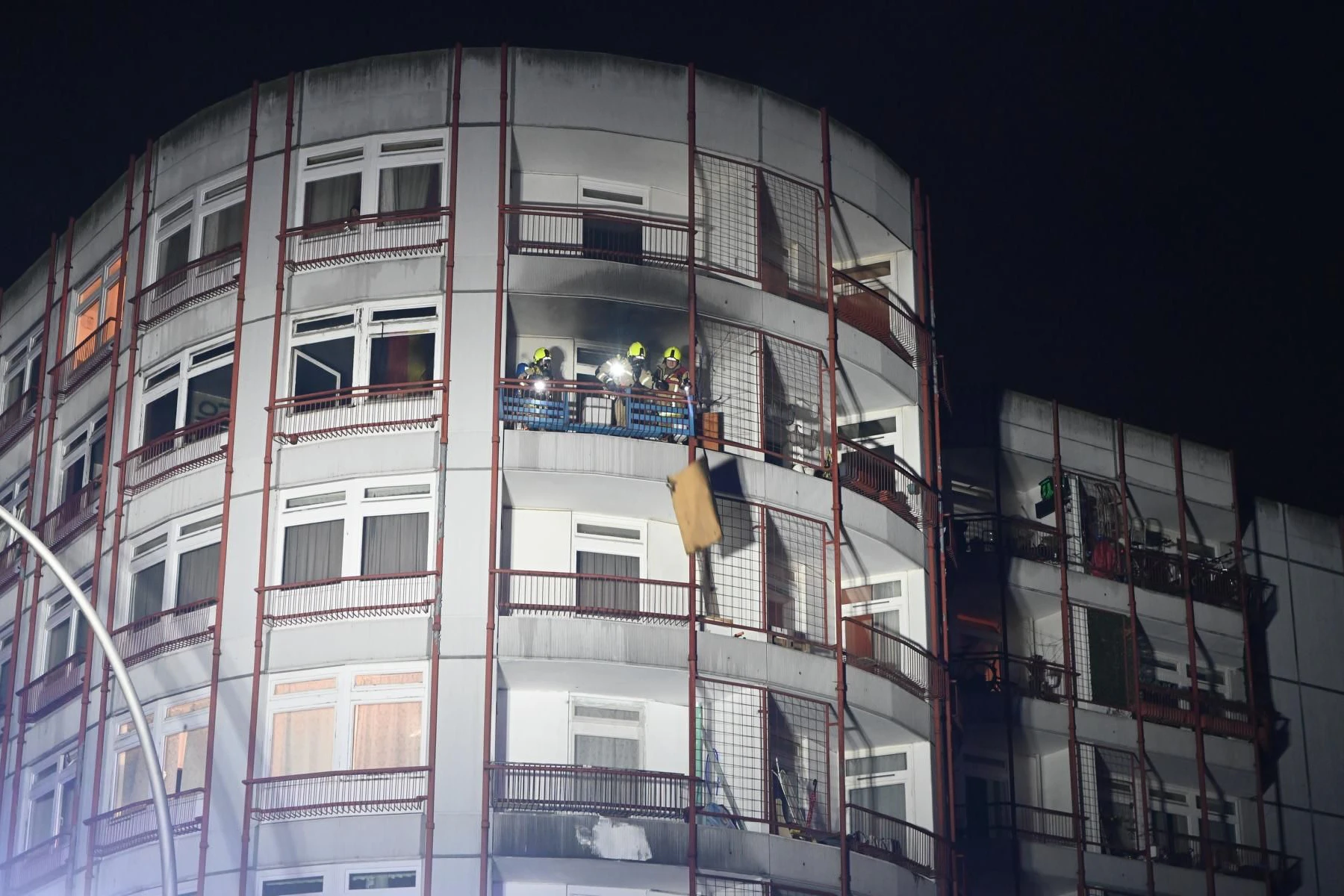 Die Brandbekämpfer retteten sieben Bewohner – einen davon über eine Drehleiter.