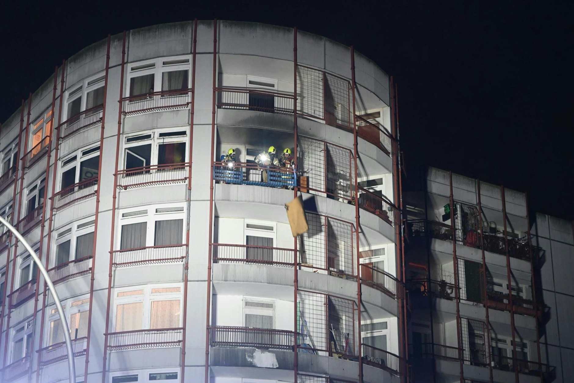 Die Brandbekämpfer retteten sieben Bewohner – einen davon über eine Drehleiter.