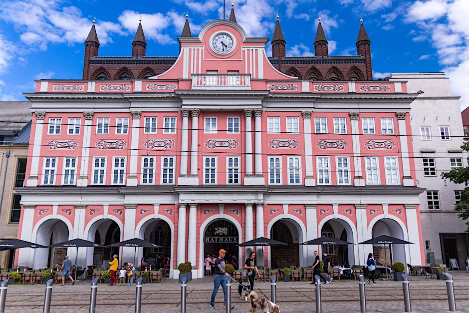 ARCHIV - Das historische Rathaus von Rostock mit dem Sitzungssaal der Bürgerschaft und Büros der Oberbürgermeisterin.  