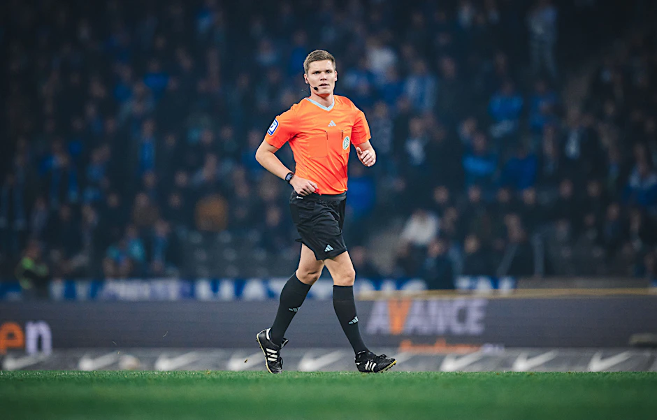 Schiedsrichter Florian Exner hatte nicht nur Herthas Heimspiel gegen den 1. FC Magdeburg im Griff, sondern auch die Fanproteste.