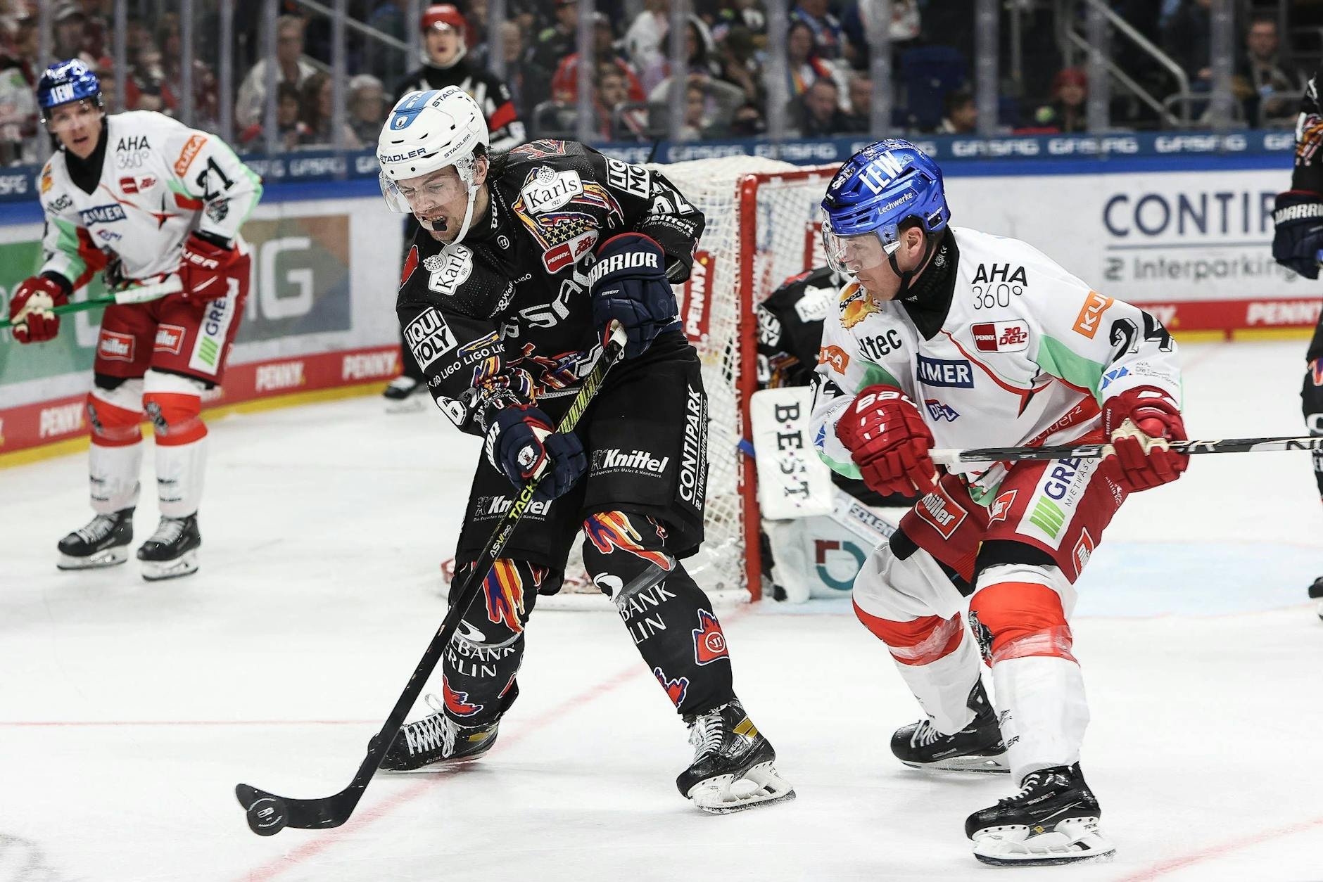 Thomas Schemitsch (l.) gibt gegen Augsburg sein Eisbären-Debüt, schirmt den Puck gegen Panther-Legende TJ Trevelyan ab.