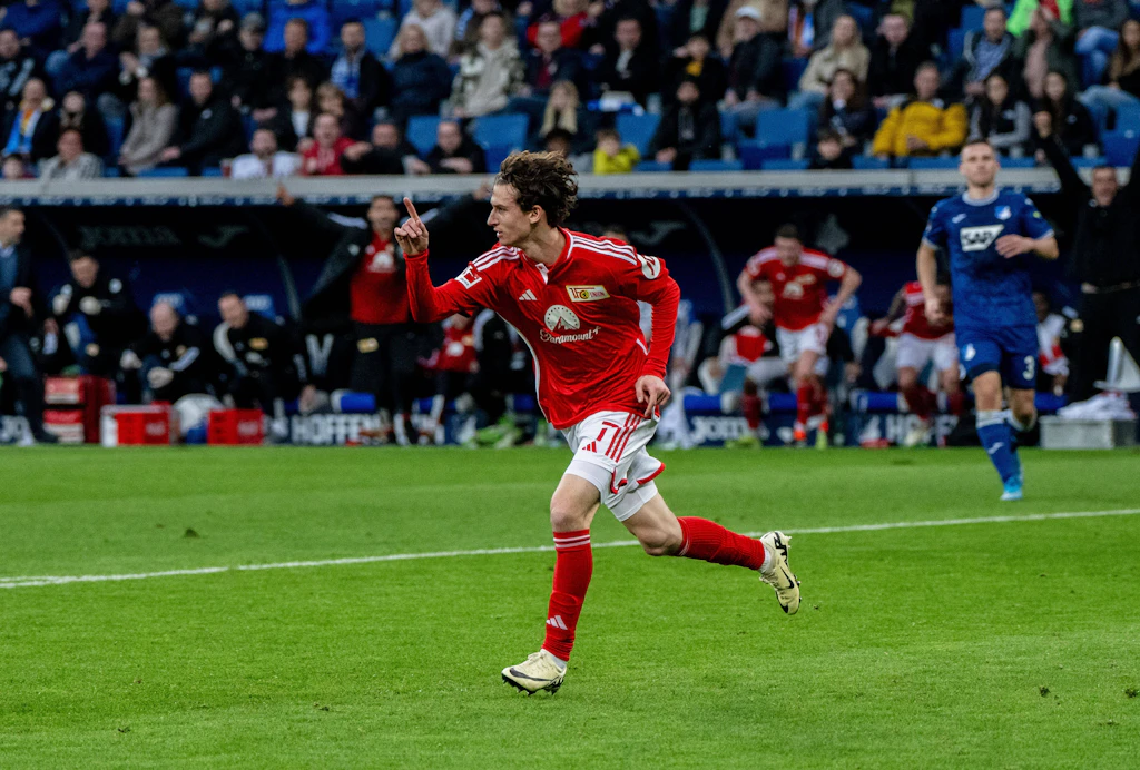 1. FC Union Berlin: Einwechselspieler Aaronson schießt die Eisernen zum Sieg