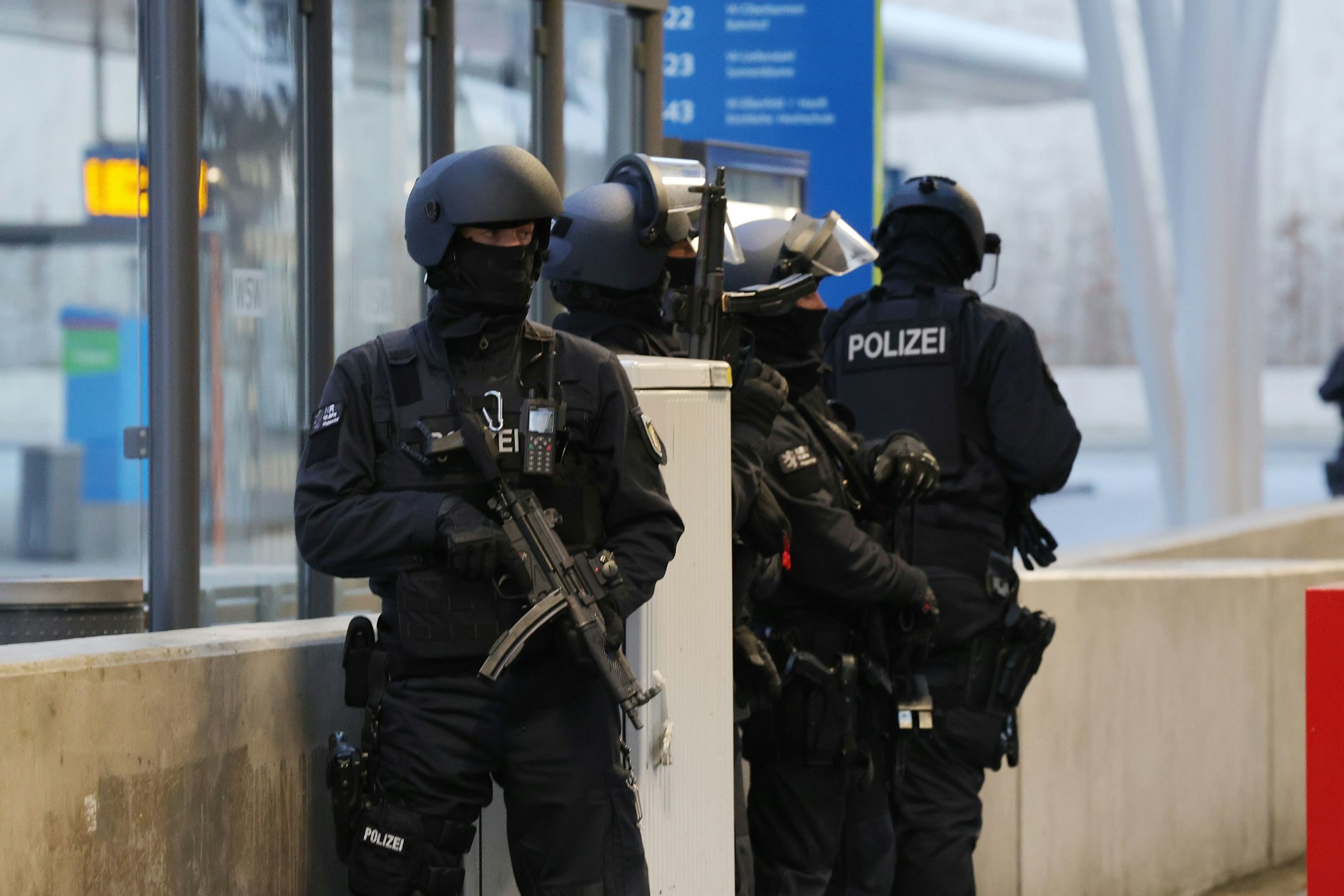 Vier Polizisten mit Spezialausrüstung im Wuppertaler Hauptbahnhof.