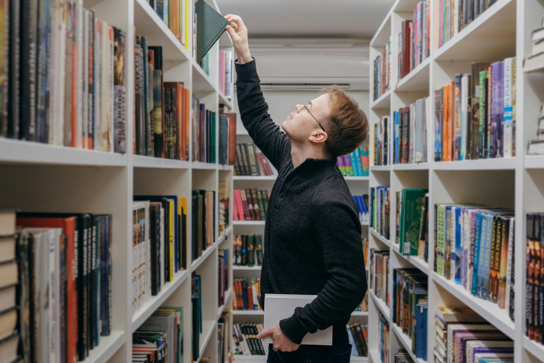 Liest heutzutage noch jemand echte Bücher? Unser Autor hat als Kind schon gelernt, Bücher als etwas Selbstverständliches anzusehen.