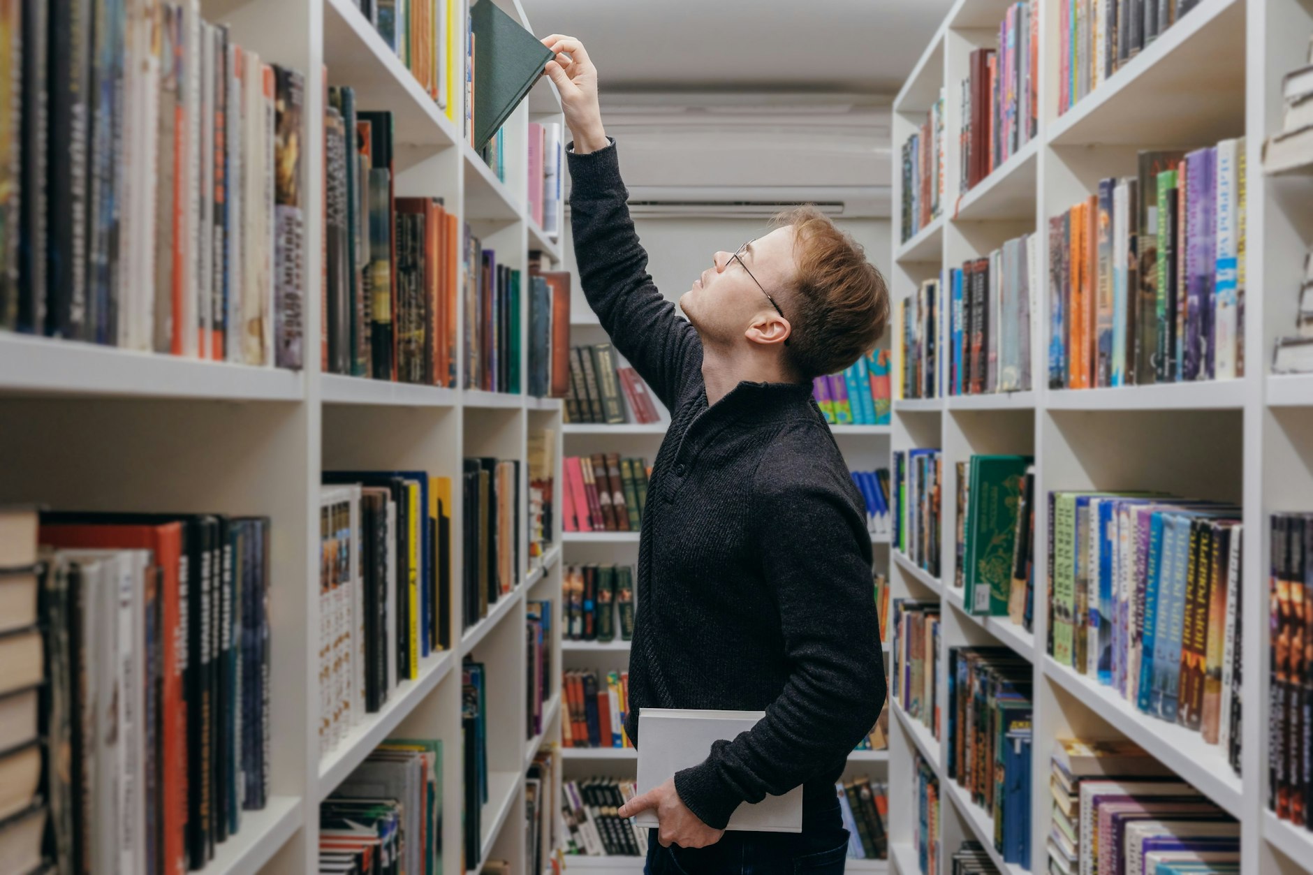 Liest heutzutage noch jemand echte Bücher? Unser Autor hat als Kind schon gelernt, Bücher als etwas Selbstverständliches anzusehen.