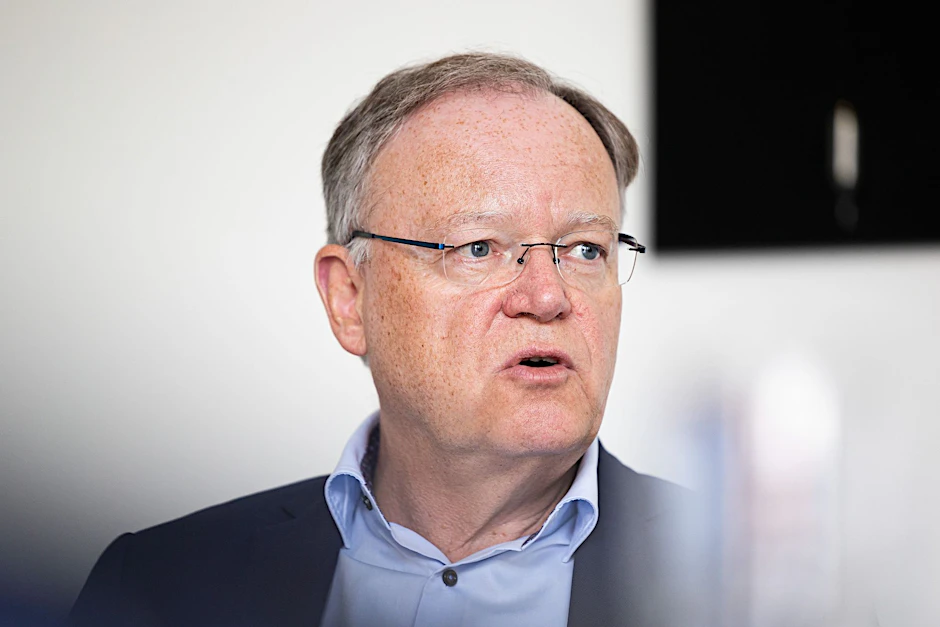 ARCHIV - Stephan Weil verweist auf Straßen und Schienen - auch diese würden am Ende von den Steuerzahlern finanziert.  
