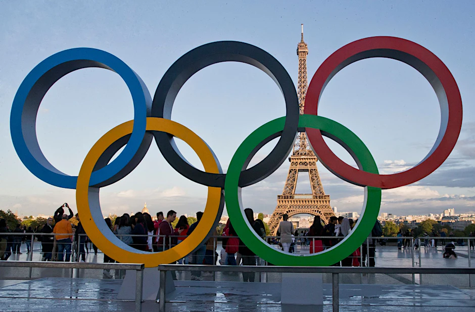ARCHIV - Die Olympischen Ringe vor dem Eiffelturm in Paris.  