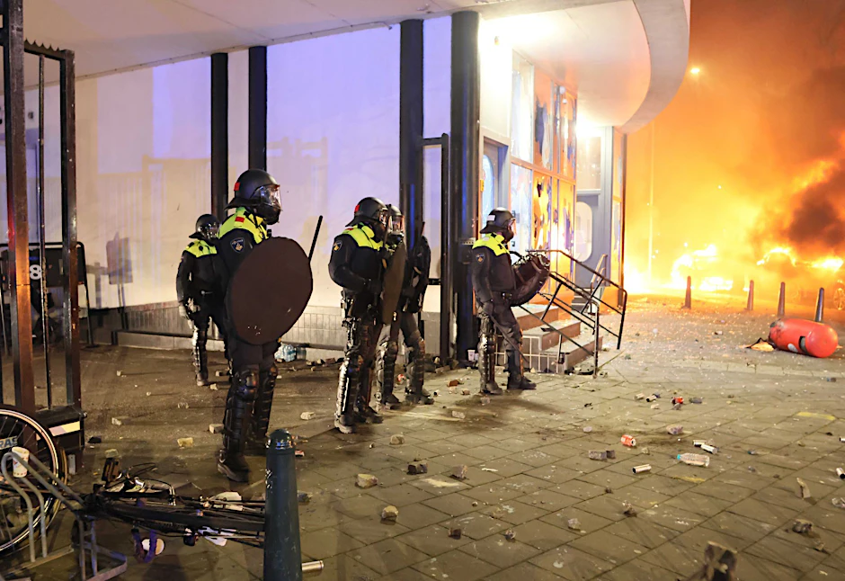 Die Polizei greift in eine Konfrontation zwischen zwei Eritreergruppen ein.