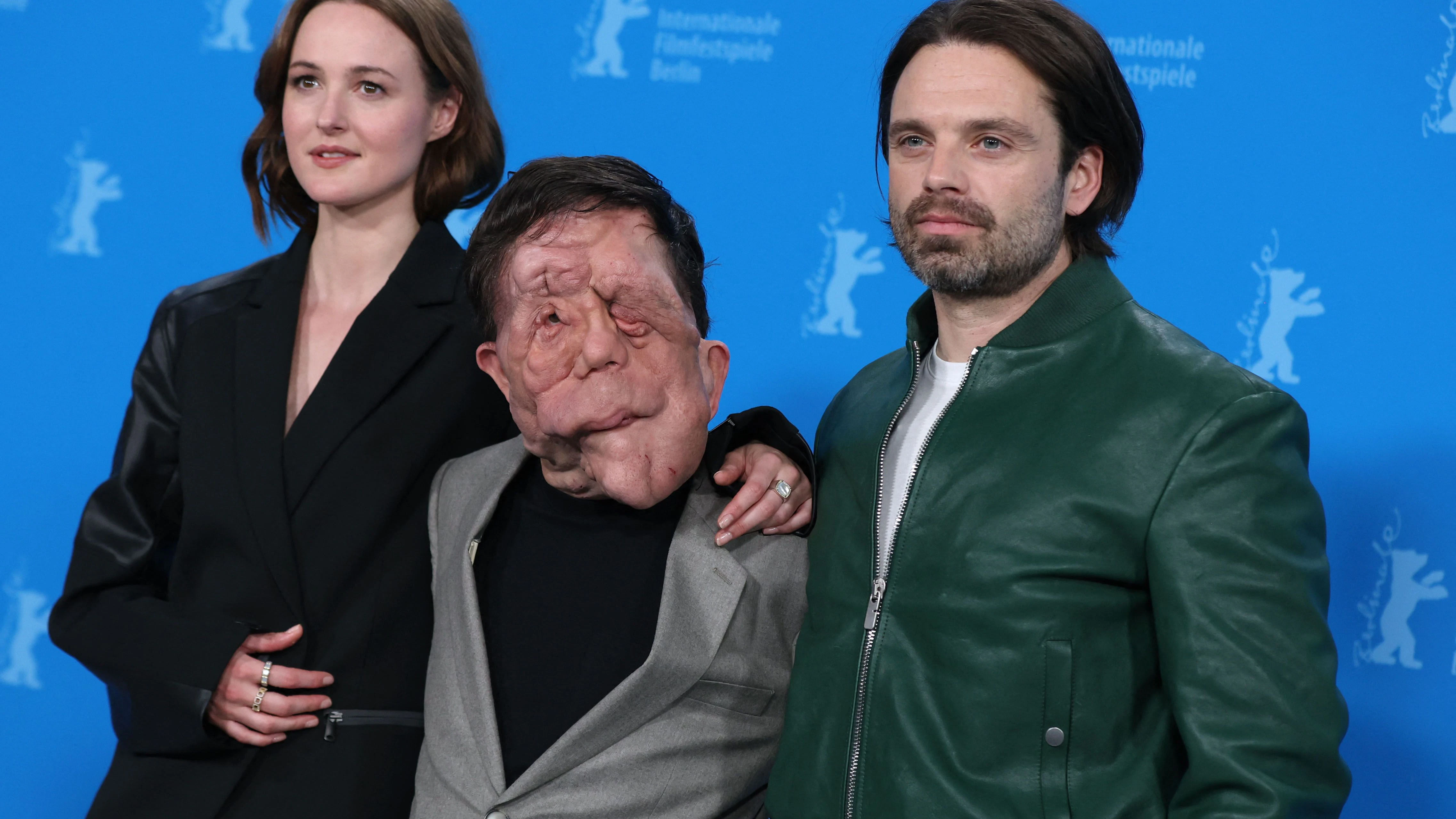 Adam Pearson mit seinen Kollegen Renate Reinsve&nbsp; und Sebastian Stan bei der Vorstellung des Berlinale-Films „A Different Man“.