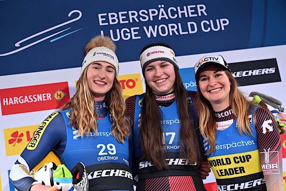 Die Österreicherin Madeleine Egle (l), Merle Fräbel (M) und Julia Taubitz (r)bei der Flower Ceremony.  