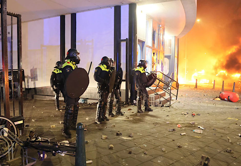 Die Polizei greift in eine Konfrontation zwischen zwei Eritreergruppen ein, nachdem es nach einem Treffen in Den Haag zu Unruhen kam.