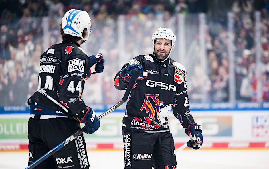 Julian Melchiori (l.) und Patrice Cormier von den Eisbären Berlin feiern das Tor zum 2:0.