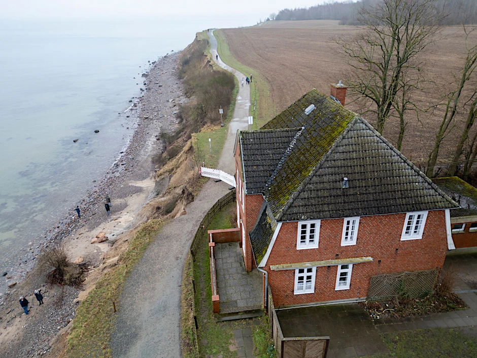 PRODUKTION - Die Steilküste und das Jugendhaus «Haus Seeblick» der Jugendorganisation «SJD - Die Falken» im Ortsteil Brodten an der Ostsee.  