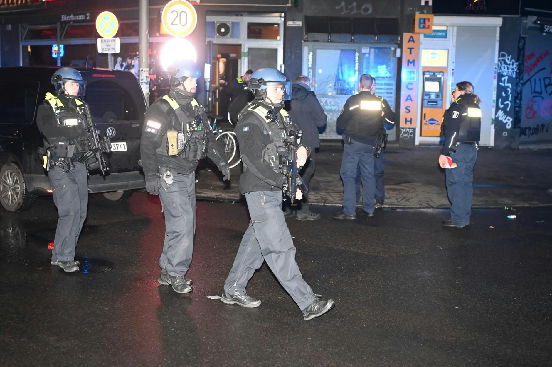 Schwer bewaffnet suchten die Polizisten nach dem Täter. 