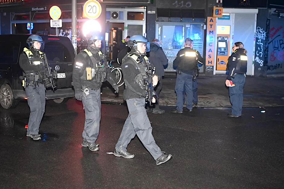 Schwer bewaffnet suchten die Polizisten nach dem Täter. 