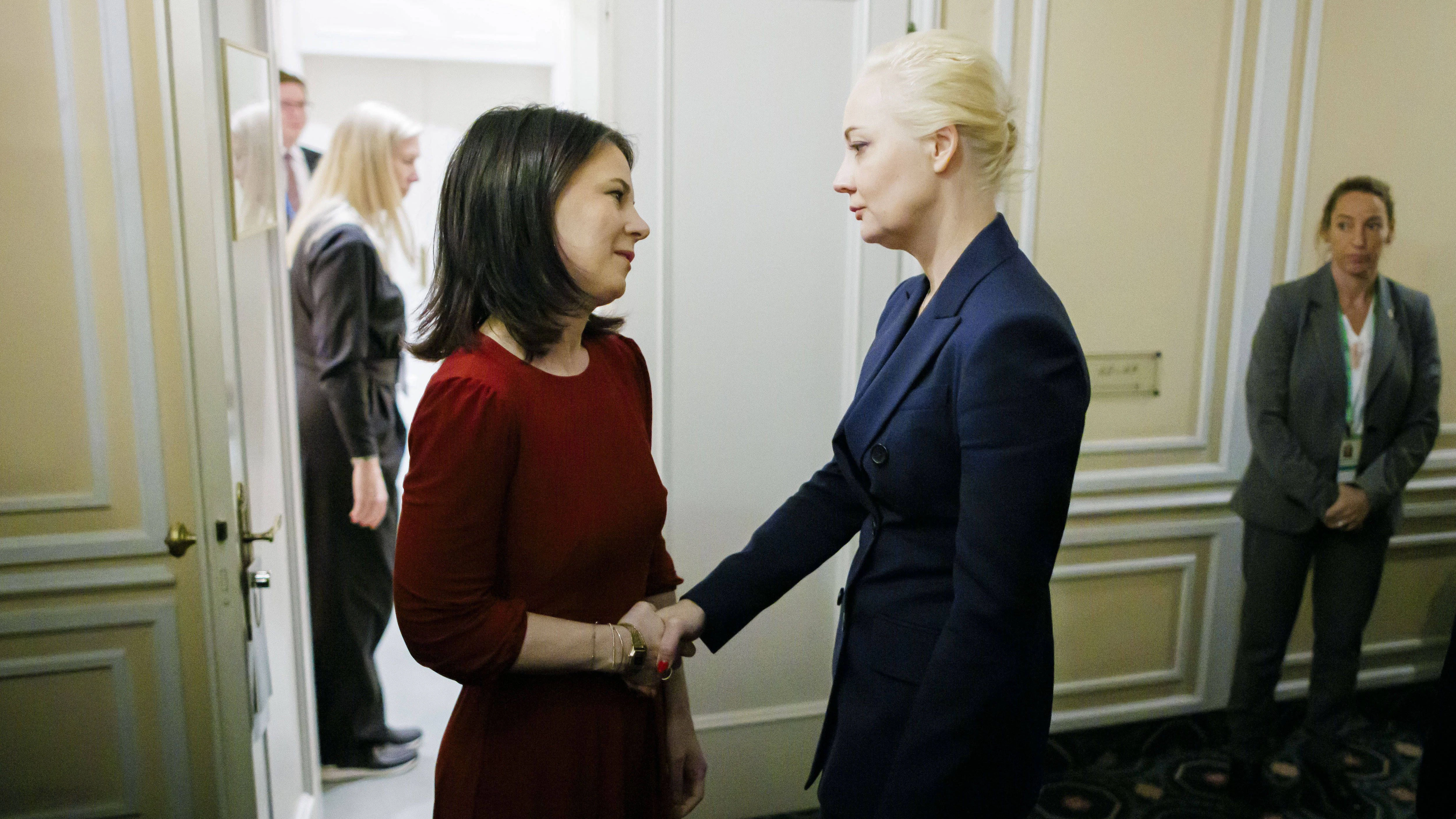 Annalena Baerbock traf sich gestern mit Nawalnys Frau Julia, die zum Kampf gegen Putins Machtapparat aufrief. 