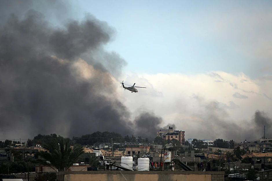 dpatopbilder - Ein israelischer Hubschrauber fliegt über Chan Junis. Bei einem Einsatz der israelischen Armee in der Stadt seien Dutzende Tatverdächtige festgenommen worden.  