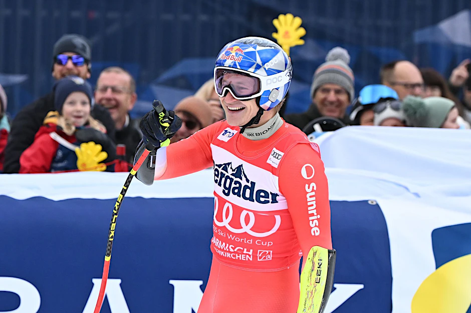 Marco Odermatt jubelt in Garmisch-Partenkirchen.  