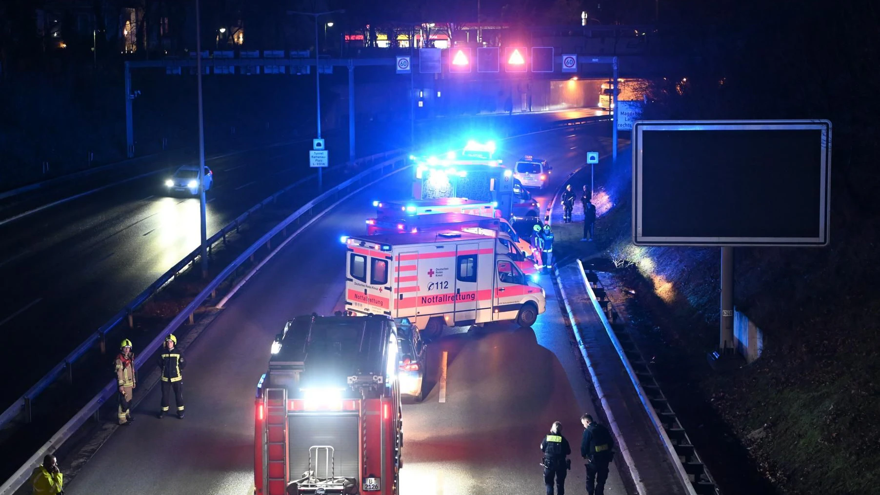Einsatzkräfte an der Unfallstelle auf der A 100.