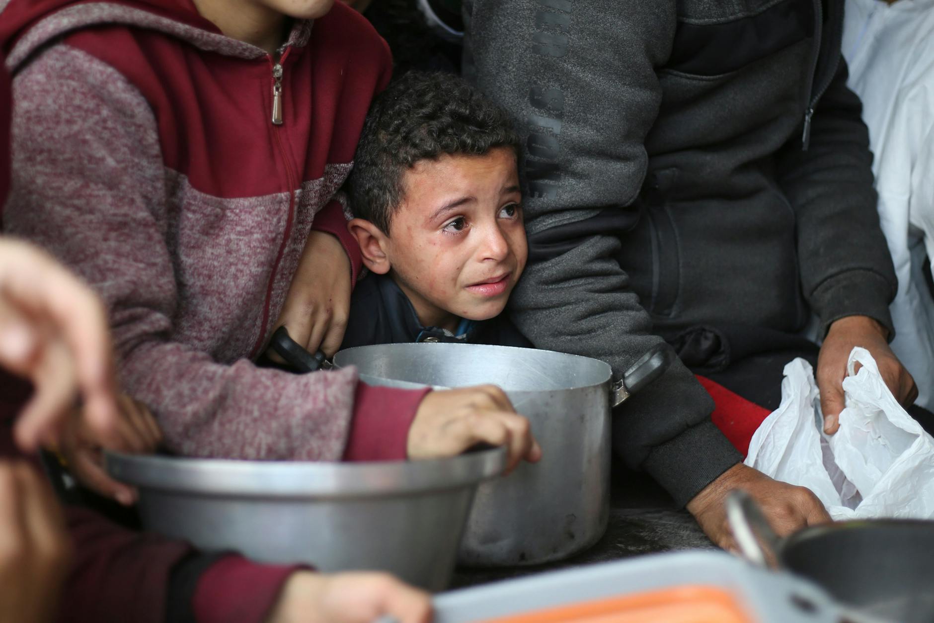 Chan Junis: Palästinensische Kinder und Jugendliche stehen während der israelischen Luft- und Bodenoffensive für die kostenlose Verteilung von Lebensmitteln an. 