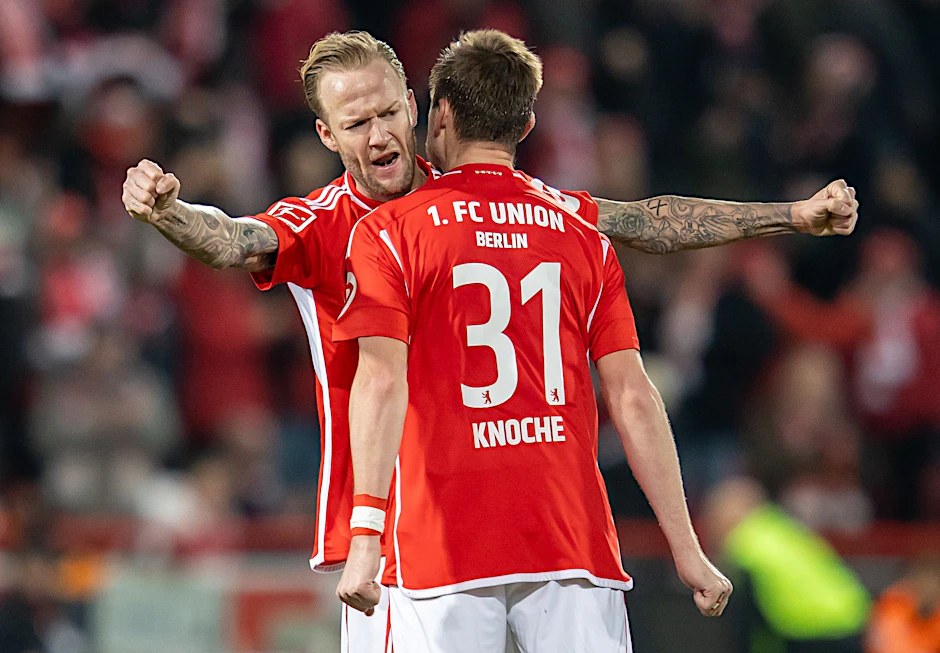 Hat die Union-DNA komplett verinnerlicht und der Abwehr Sicherheit zurückgegeben: Kevin Vogt (l.) in der Altern Försterei mit Robin Knoche.