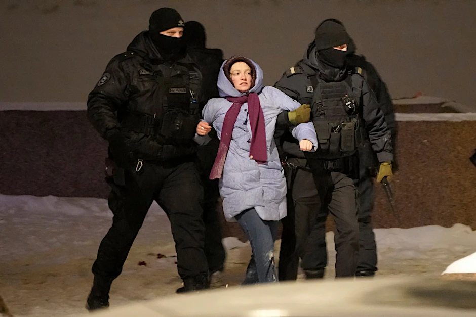 Auch in St. Petersburg wurden Menschen festgenommen, die Blumen für Nawalny niedergelegt hatten.