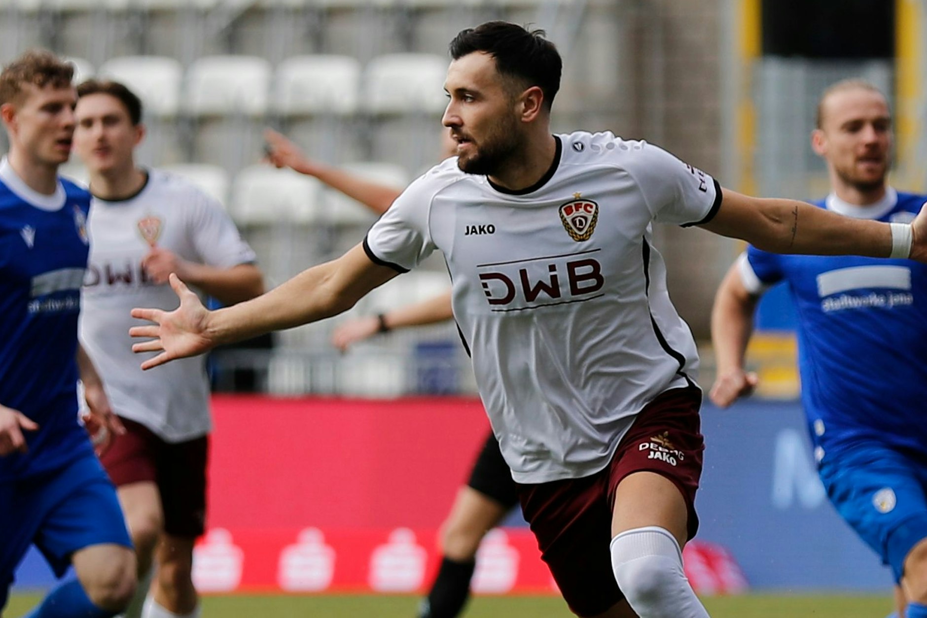 Handelfmeter eiskalt verwandelt: Rufat Dadashov bejubelt sein 1:0 für den BFC Dynamo bei Carl Zeiss Jena.