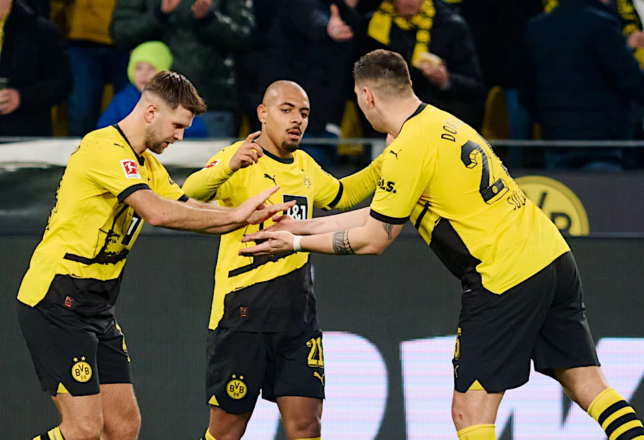 Donyell Malen (M) erzielte zwei Treffer für Borussia Dortmund.  