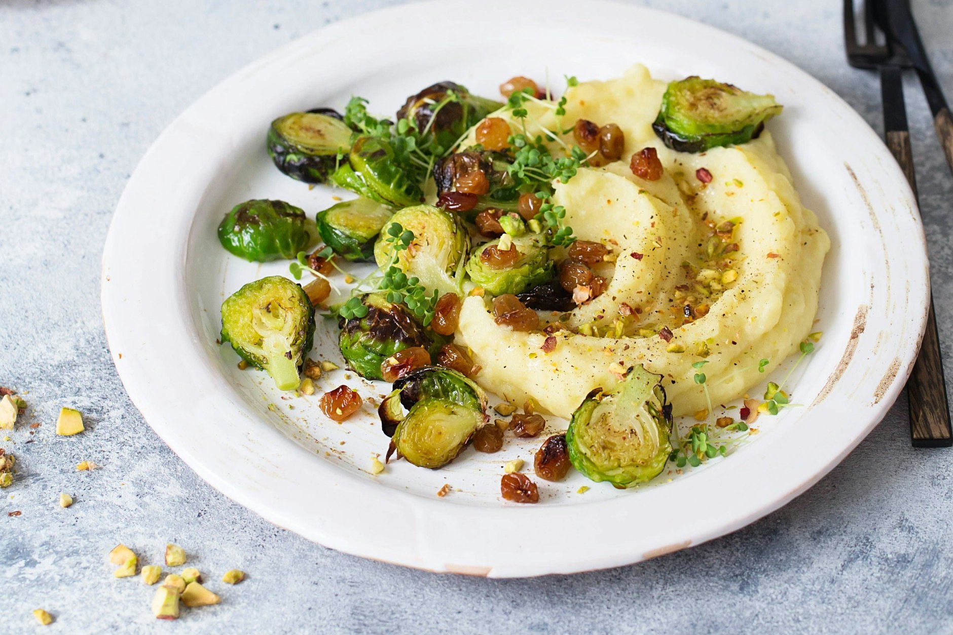 Diese Rosenkohl-Variante schmeckt köstlich mit Kartoffelpüree.
