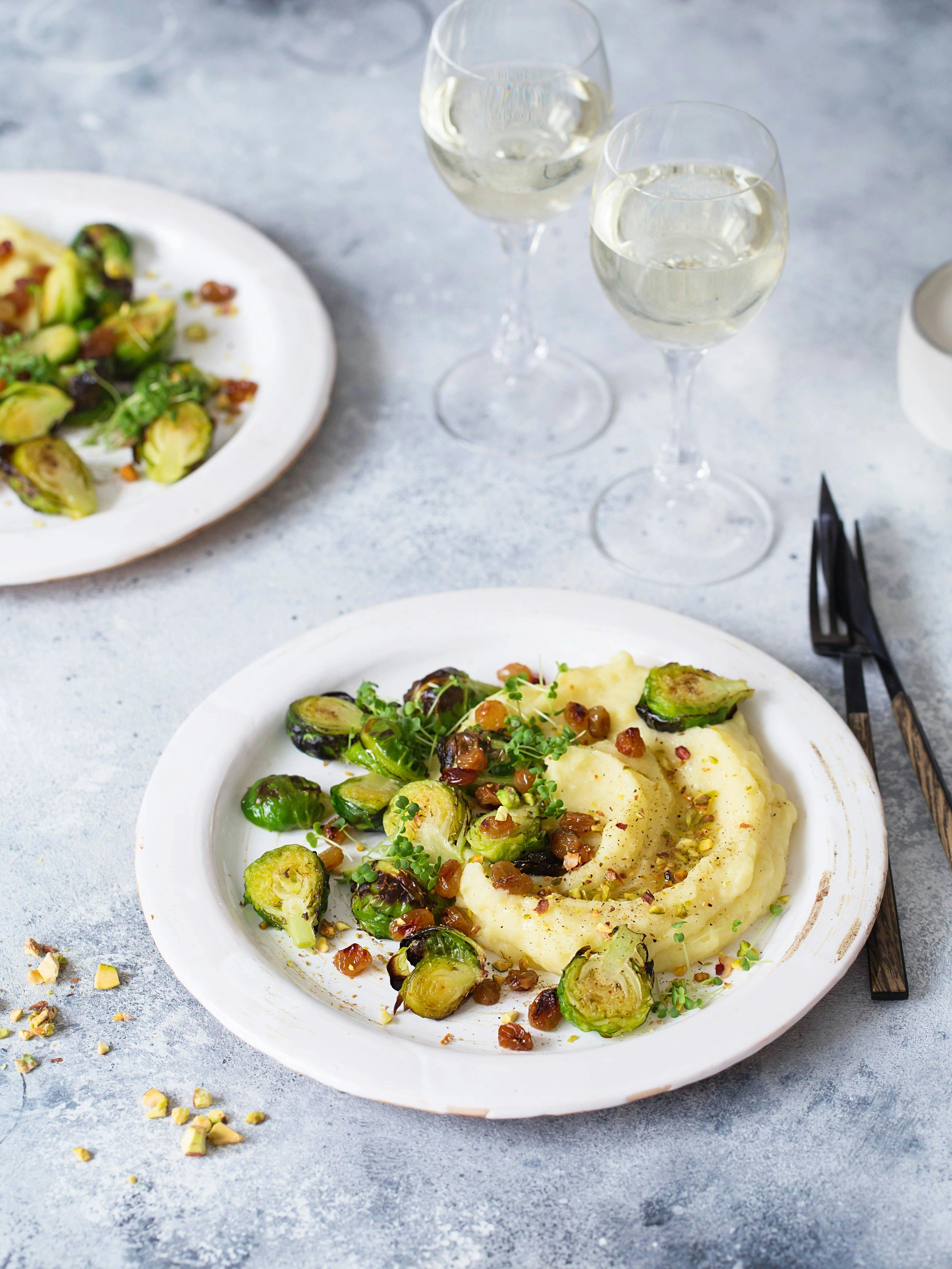 Winter-Rezept: Gebratener Rosenkohl mit gerösteten Mandeln und Feta