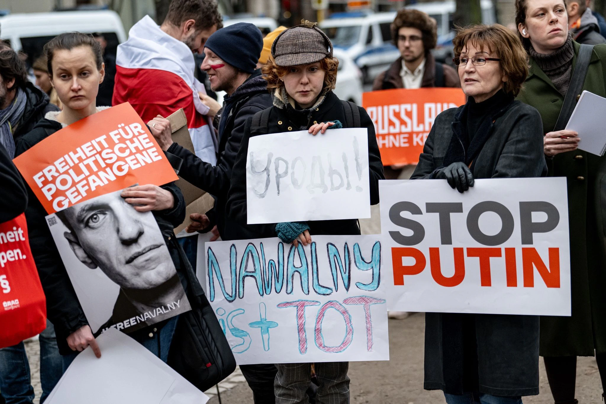 Demonstranten versammelten sich nach der Nachricht vor der russischen Botschaft in Berlin. 
