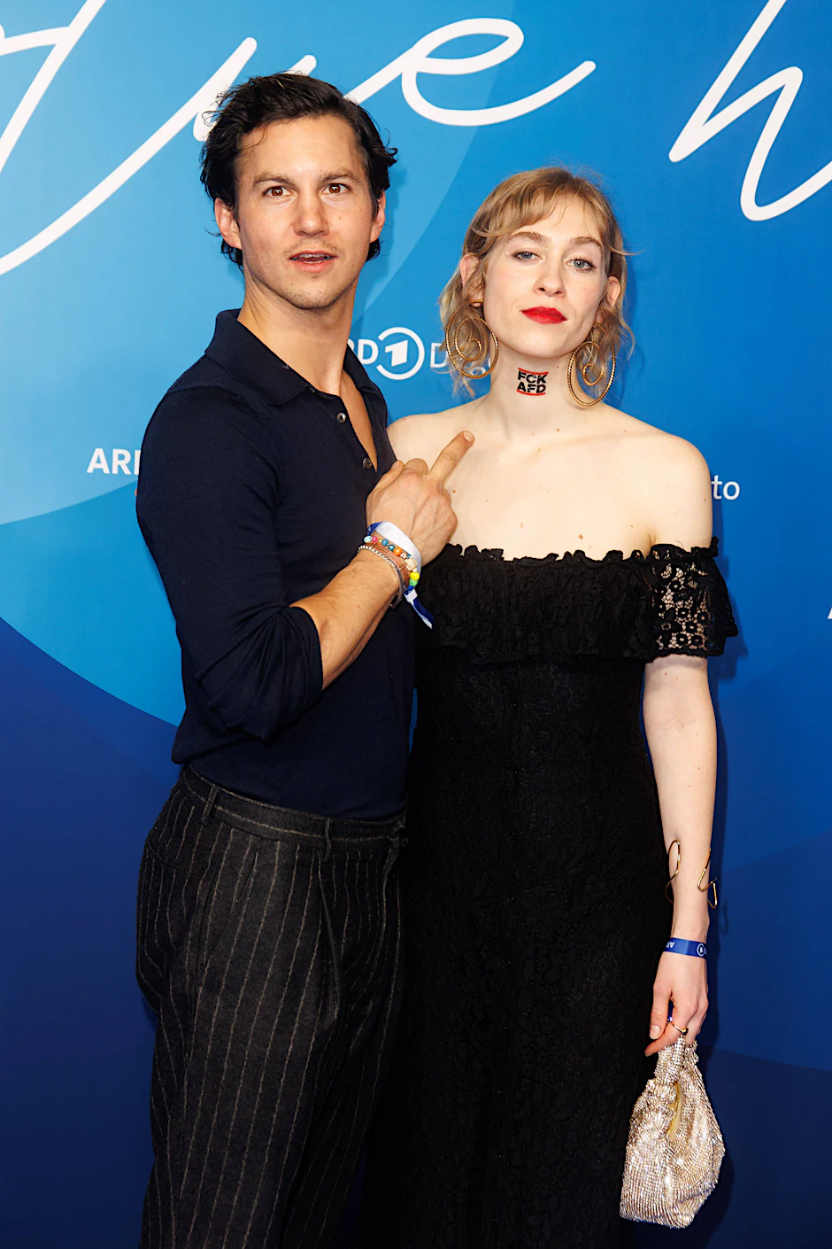 Tim Oliver Schultz und Lia von Blarer bei der ARD Blue Hour 2024. Er zeigt mit dem Mittelfinger auf ihr AfD-Tattoo.