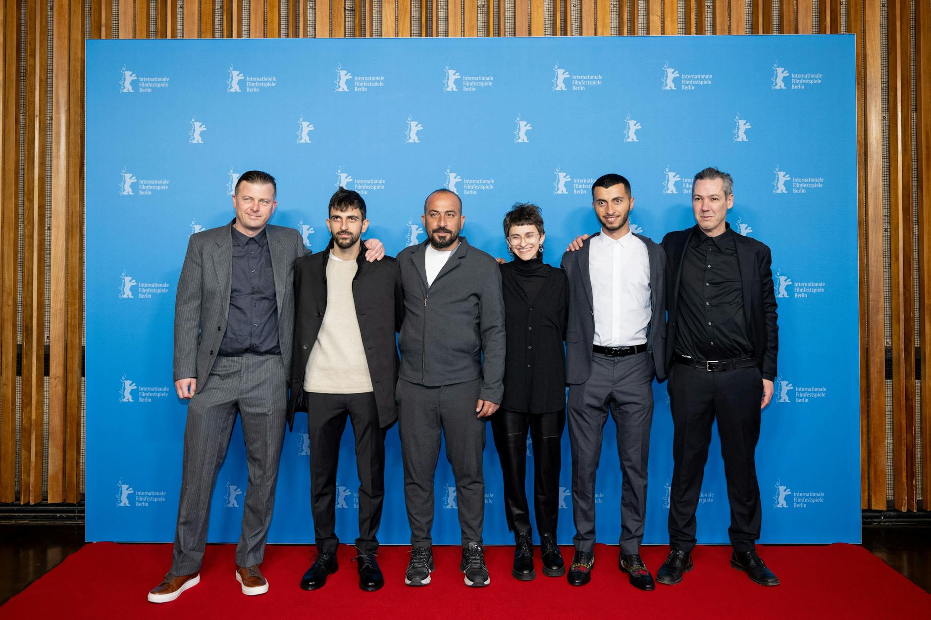 Produzent Bard Kjoge Ronning (l-r), Regisseure Yuval Abraham, Hamdan Ballal, Rachel Szor, Basel Adra und Produzent Fabien Greenberg während Berlinale am Roten Teppich vor dem Dokumentarfilm „No Other Land“.