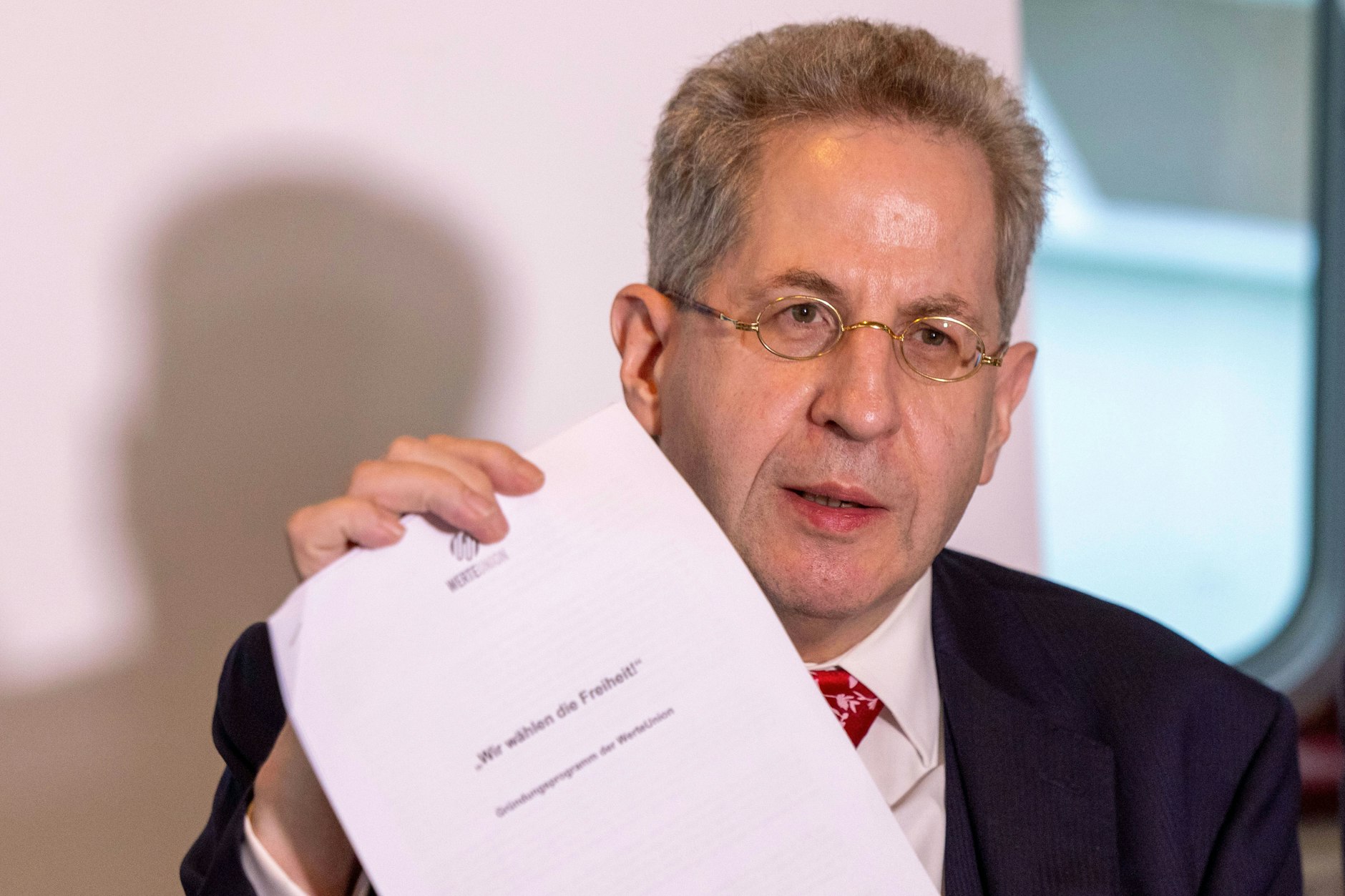 Ex-Verfassungsschutzpräsident Hans-Georg Maaßen hält während einer Pressekonferenz das Gründungsprogramm der "Werteunion" hoch. 