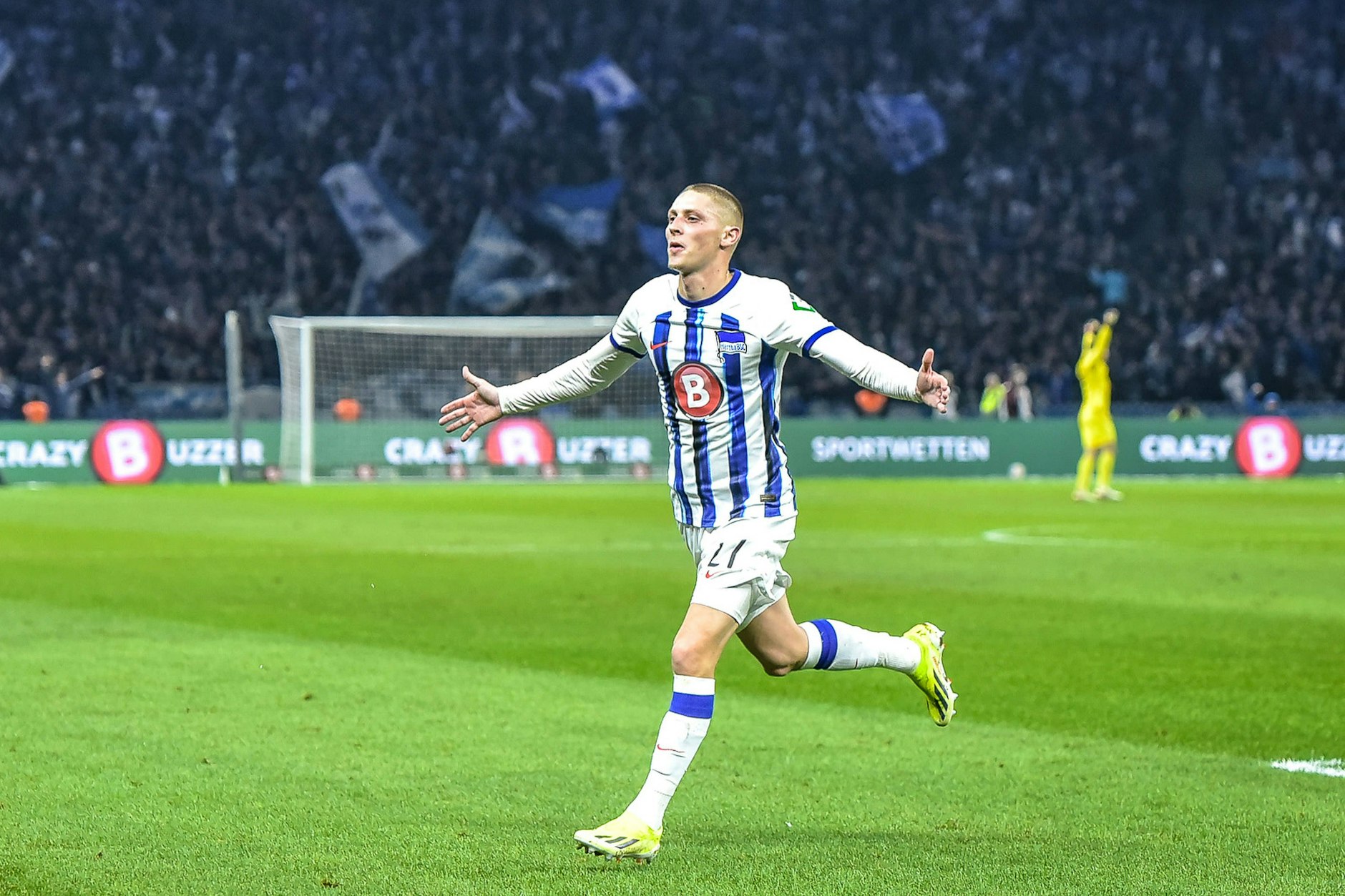 Palko Dardai kann die Hertha-Welt umarmen. Er traf wunderschön per Freistoß-Hammer gegen den 1. FC Magdeburg.