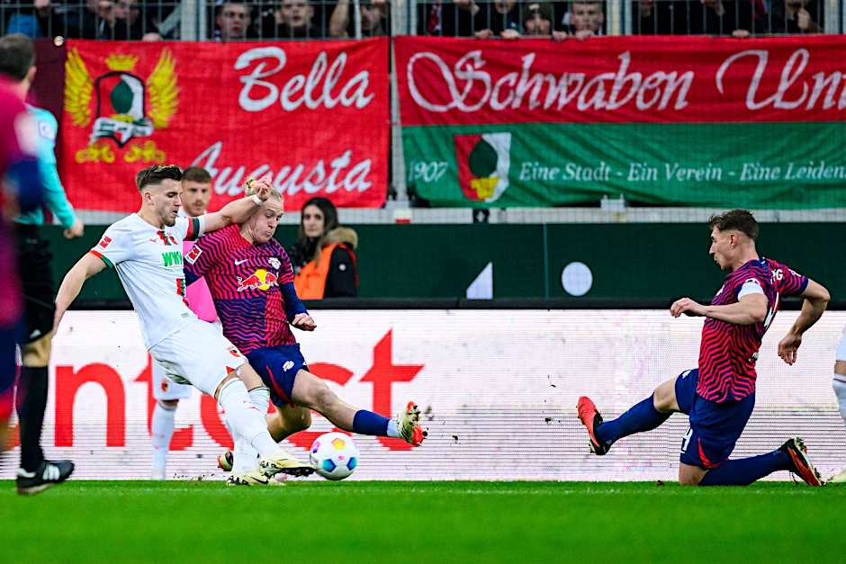 Der Augsburger Ermedin Demirovic (l) trifft zum 2:2.  