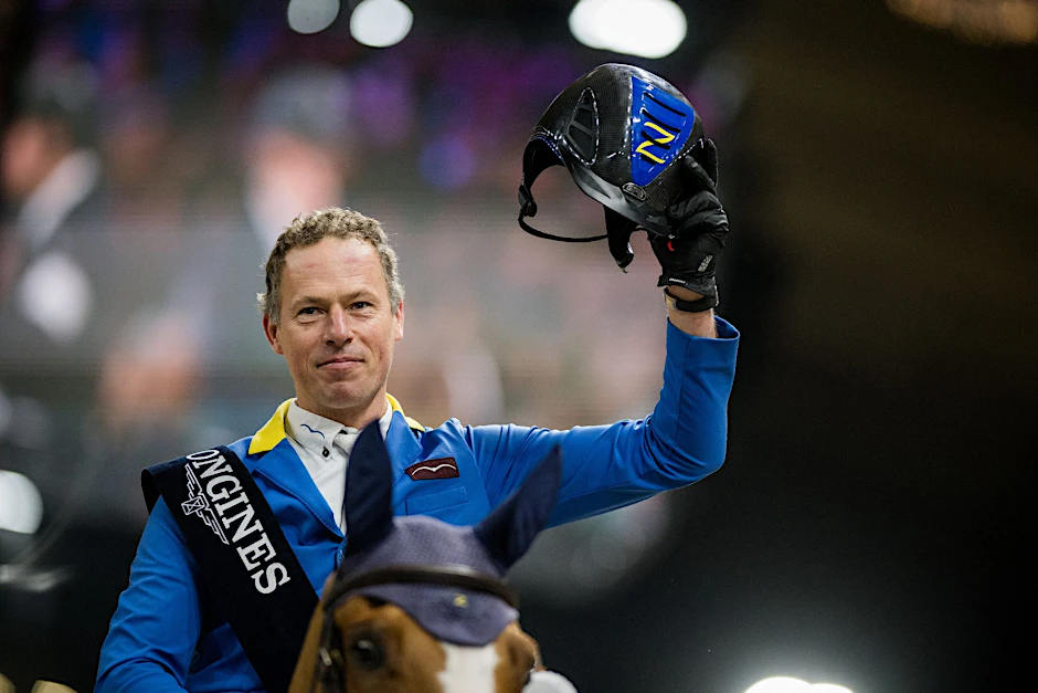 Christian Ahlmann feiert mit Mandato van de Neerheide nach seinem Sieg.  
