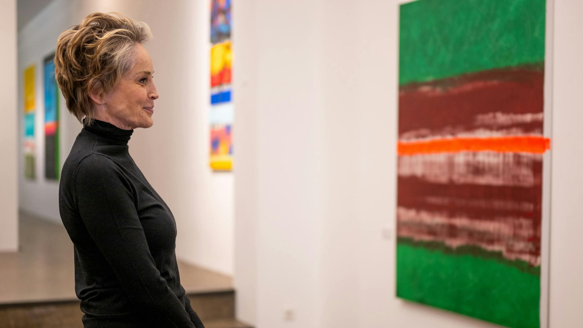 Schauspielerin Sharon Stone steht in der Galerie Deschler in Berlin vor einem ihrer abstrakten Werke. 